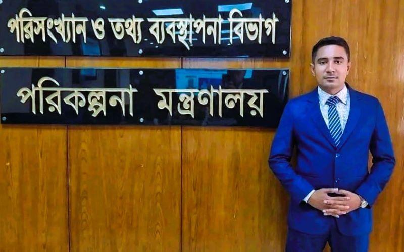 মায়ের অনুপ্রেরণায় প্রশাসন ক্যাডার জবির বাদল মিয়া